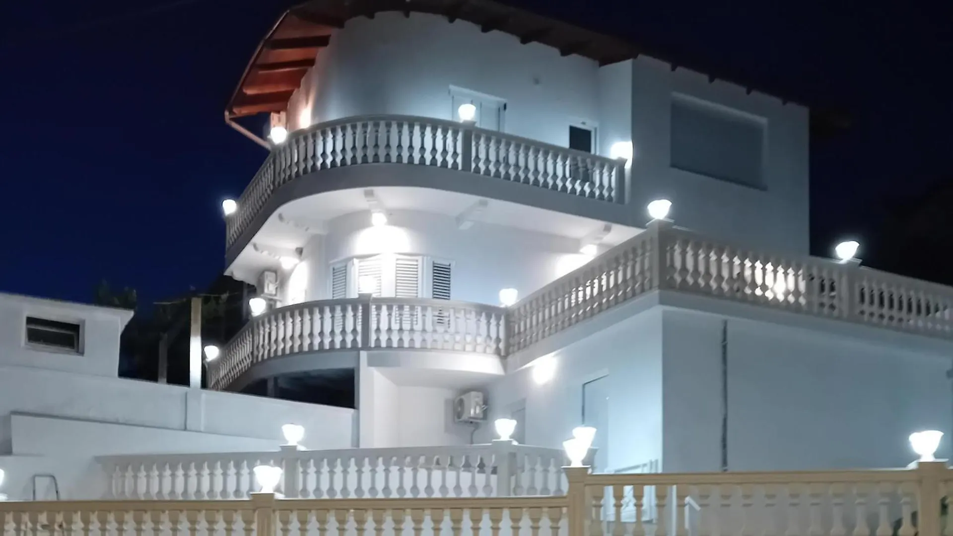 Zhupa Guesthouse Dhermi